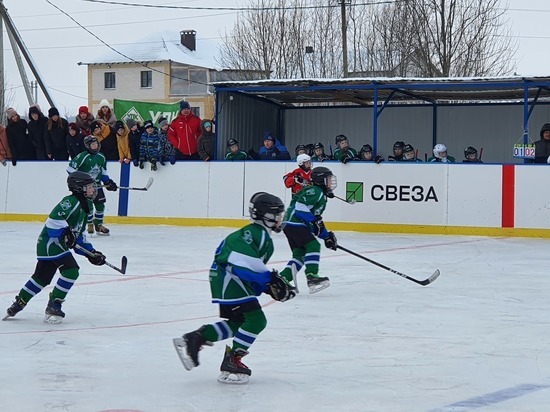 При поддержке компании «Свеза» в поселке Шувалово появился новый хоккейный корт