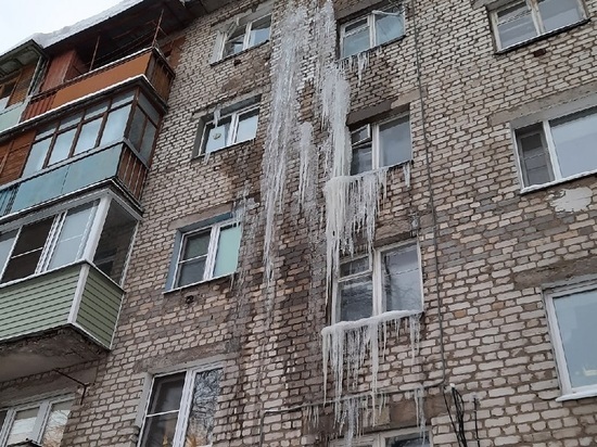 На улице Подгорной в Рязани несколько квартир залило с крыши