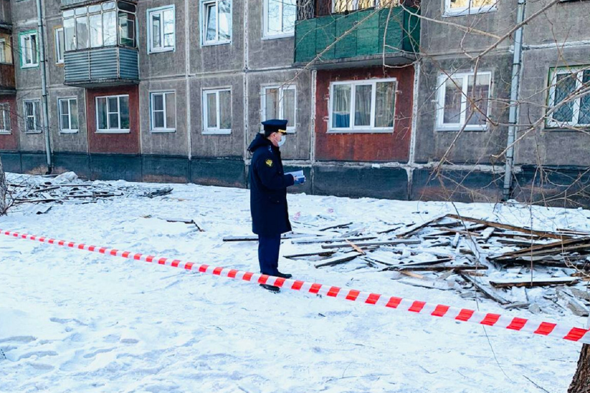 Ураган в новокузнецке. Новые крыши пятиэтажек. Рабочий поселок в Новокузнецке. Новокузнецк школа 20 ремонт крыши. Ремонт кровли дома детского творчества №1 Новокузнецк.