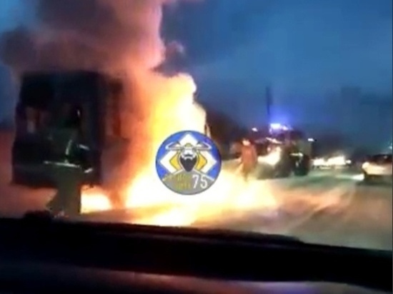 В Засопке Читинского района на дороге сгорел микроавтобус