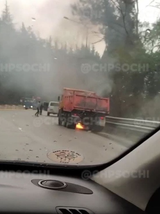 На шоссе в Сочи потушили горящий  «КАМАЗ»