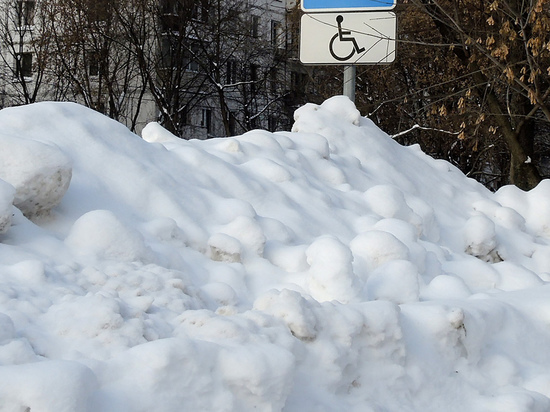 Недовольные жильцы завалили снегом офис коммунальщиков: месть за некачественную уборку
