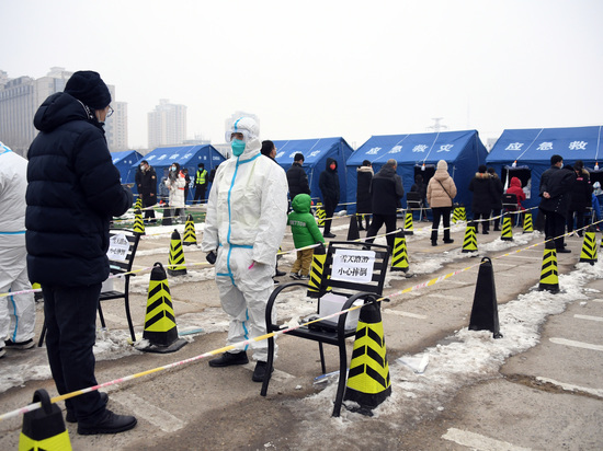 Официальные делегации участников Олимпиады-2022 потихоньку прибывают в Пекин, где с 4 по 20 февраля состоятся соревнования. В период с 4 по 22 января было выявлено 72 положительных теста на коронавирус, всех заболевших изолировали. Но в мире переживают, что китайцы будут манипулировать тестам на COVID-19, как когда-то манипулировали с допинг-пробами в Сочи-2014.
