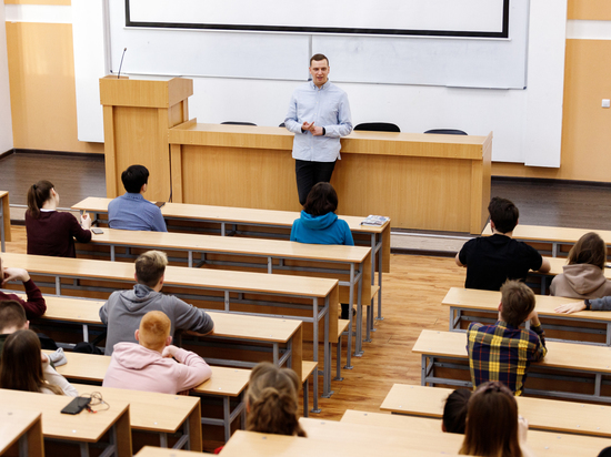 Количество студентов вузов в Псковской области за год снизилось почти на 2%