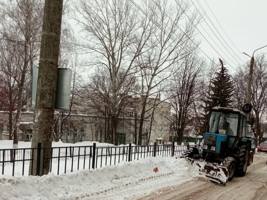 В Курске спецбригада убирает от снега территории возле социально-значимых объектов