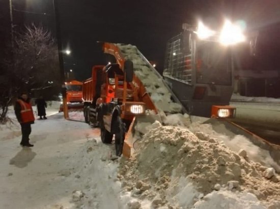 В Курске с городских улиц за сутки коммунальщики вывезли 1900 тонн снега