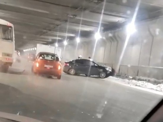Массовая авария заблокировала движение в тоннеле в Новосибирске