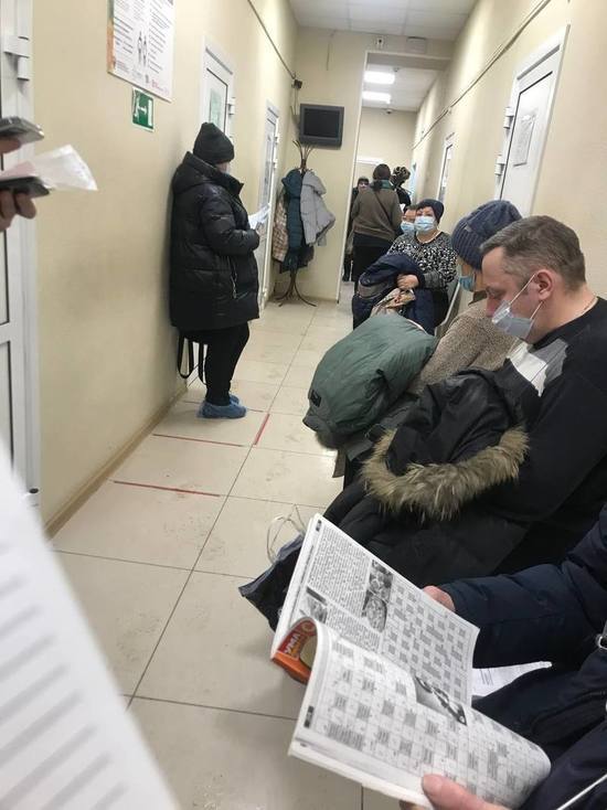 В новокузнецкой поликлинике образовалась огромная очередь