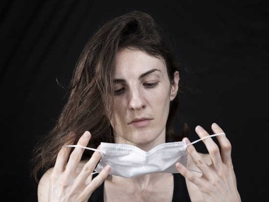 Пять симптомов «омикрона» у привитых от COVID-19: болеют без кашля и высокой температуры