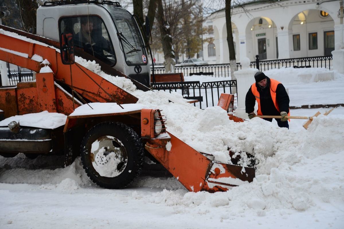 Для борьбы со снегом в Костроме губернатор прислал подмогу из области