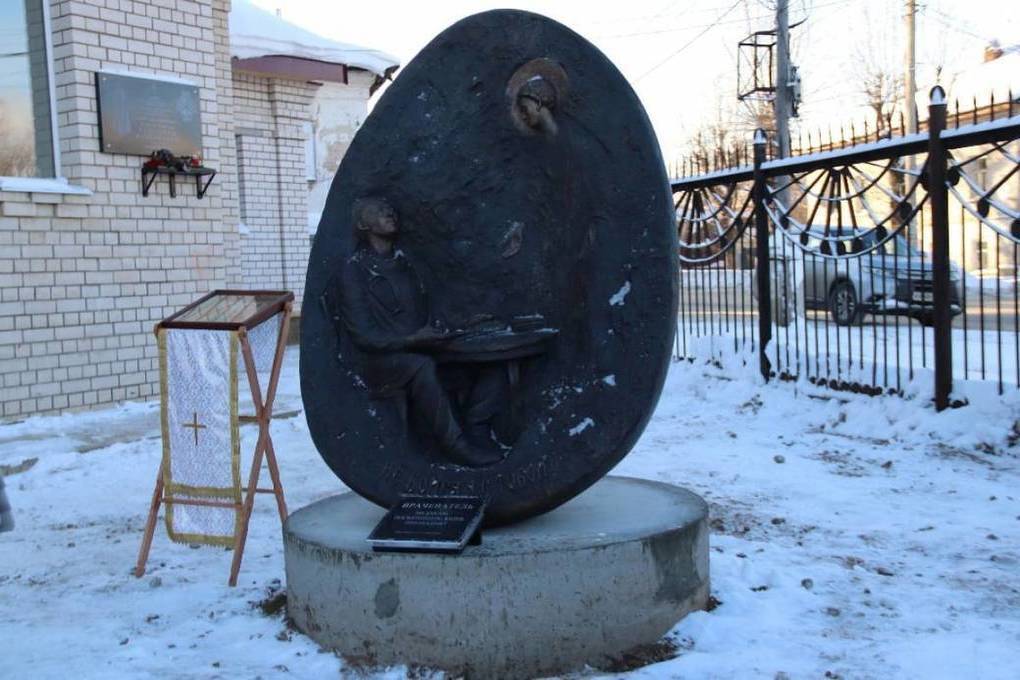 В Костроме открыли памятник докторам