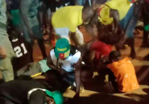 По меньшей мере шесть человек погибли в давке многотысячных толп фанатов, решивших прорваться в Камеруне на футбольный матч на Кубок африканских наций