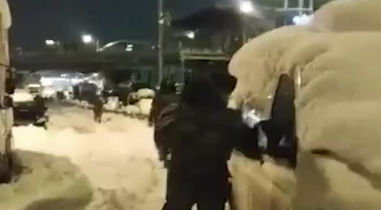 Очевидцы сняли видео тысяч автомобилей в снежном плену на трассе Греции
