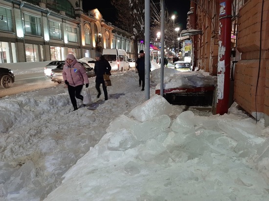В центре Саратова больше недели тротуар завален снегом и глыбами льда