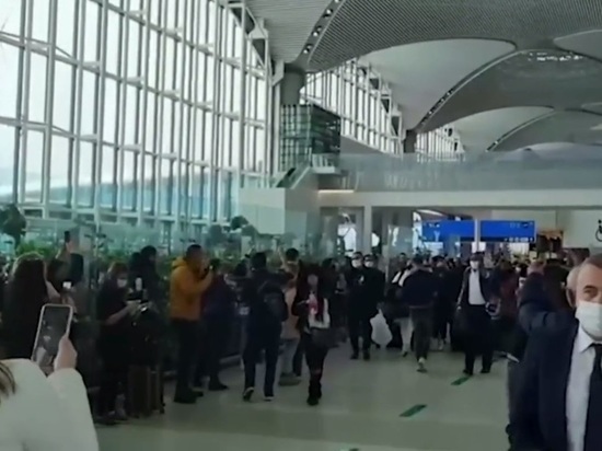 Россияне в аэропорту Стамбула устроили акцию протеста
