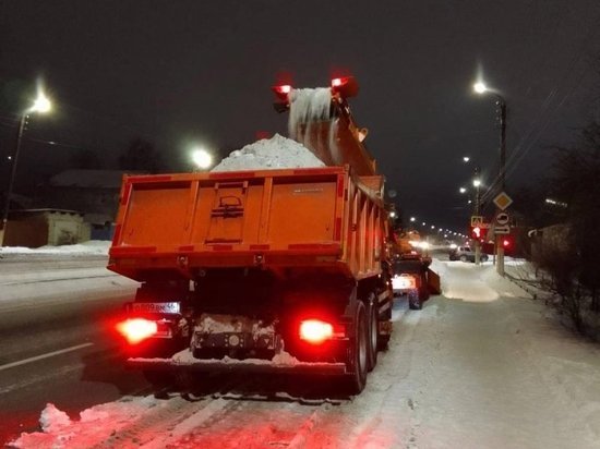 В Курске за последние сутки дороги освободили от 2 100 тонн снега