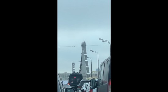 В Москве мужчина забрался на опору Крымского моста: видео