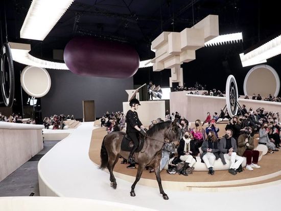 На показ Chanel в Париже выпустили лошадь