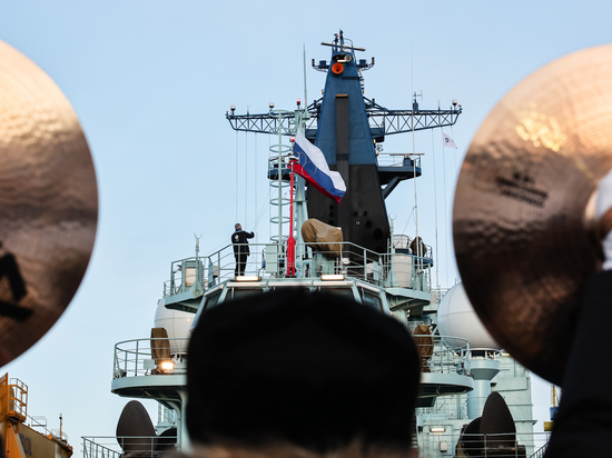 На атомном ледоколе «Сибирь» в Мурманске подняли российский флаг