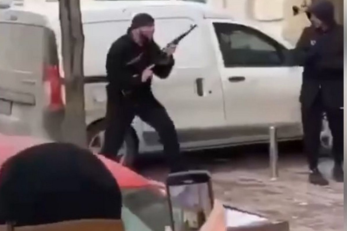 Мужчина открыл стрельбу. Перестрелка в центре Киева. Стрельба в здании. Перестрелка в здании.