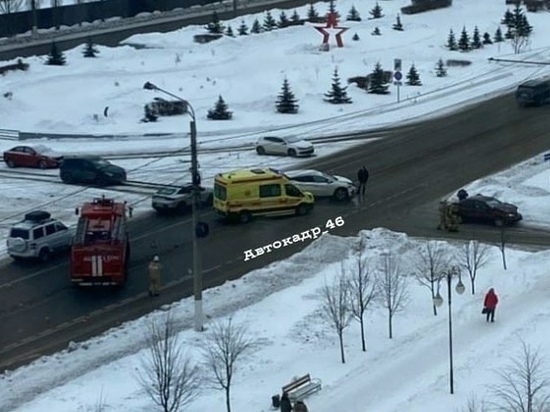 В автомобильной аварии на проспекте Победы Курска пострадал 35-летний мужчина