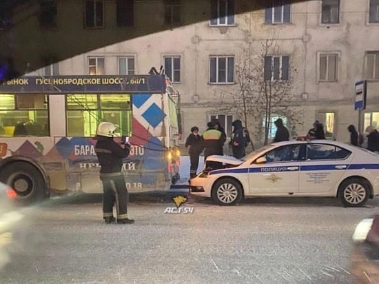 В Новосибирске полицейский автомобиль врезался в стоявший на остановке троллейбус