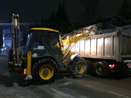 Костромские дорожники расчищают объездную дорогу для тяжелых грузовиков