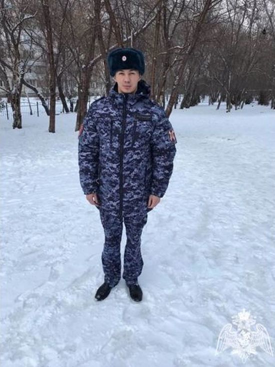 Росгвардеец эвакуировал 4 детей из горящего дома в Сосновоборске Красноярского края