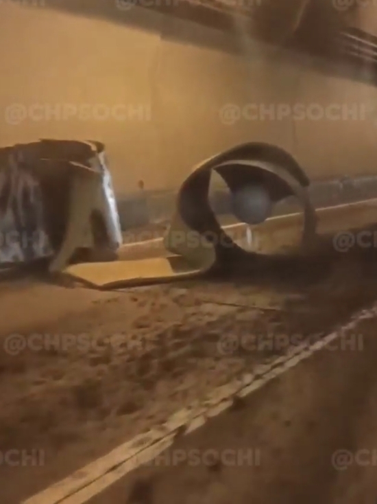 В Сочи большегруз сбил вентиляционную турбину в тоннеле