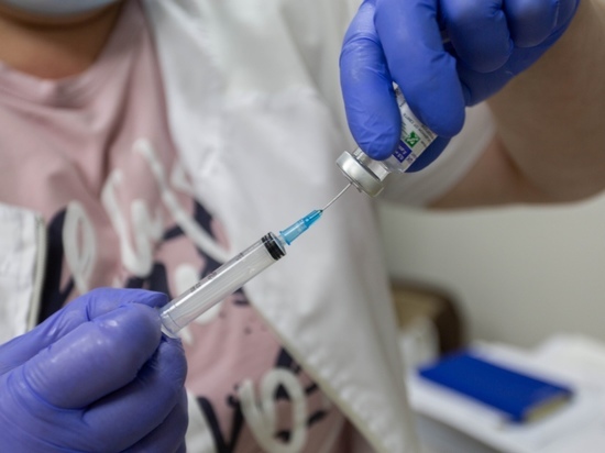 Два выходных после прививки от COVID-19 в январе 2022: вправе ли работодатель отказать– разъяснение юриста