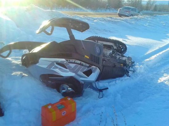 Двое человек пострадали при столкновении снегохода и авто в Башкирии