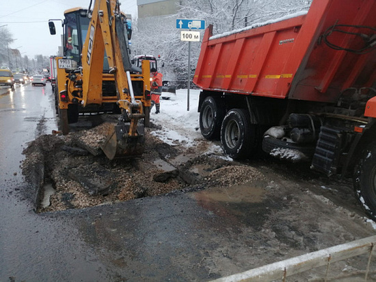 В Саратове в микрорайоне Улеши прорвало канализацию