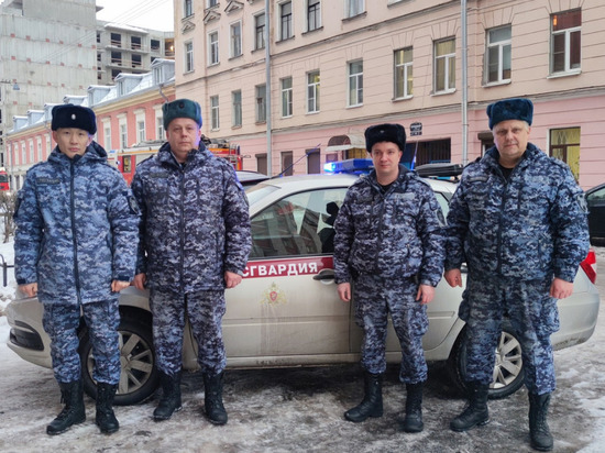 Сотрудники Росгвардии спасли мужчину из горящей квартиры в Петроградском районе