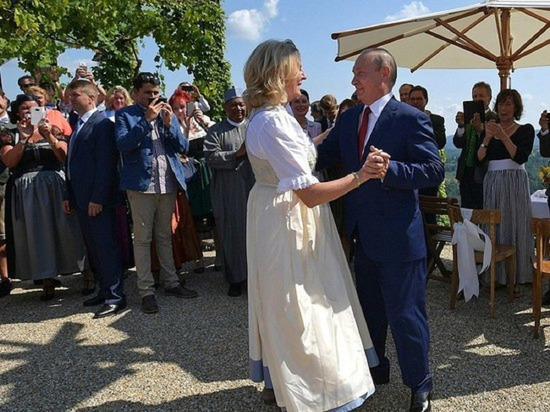 Глава МИД Австрии Александр Шалленберг заявил, что не хотел бы танцевать с президентом России Владимиром Путиным, в отличие от своей предшественницы Карин Кнайсль