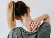 Невролог Елена Беленко в интервью "Аргументам и фактам" рассказала о том, что болевые ощущения в шее не всегда связаны с патологиями позвоночника, они также зависят от уменьшения или увеличения межпозвонковых дисков