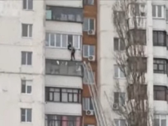 Вышедшая на козырек балкона в Белгороде школьница пыталась перелезть в соседнюю квартиру
