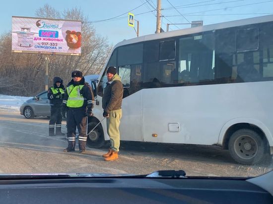 В Омске у «Континента» столкнулись маршрутка и «Джили»