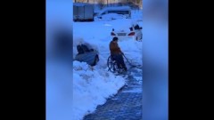 В Краснодаре инвалид-колясочник почистил улицу вместо коммунальщиков: видео