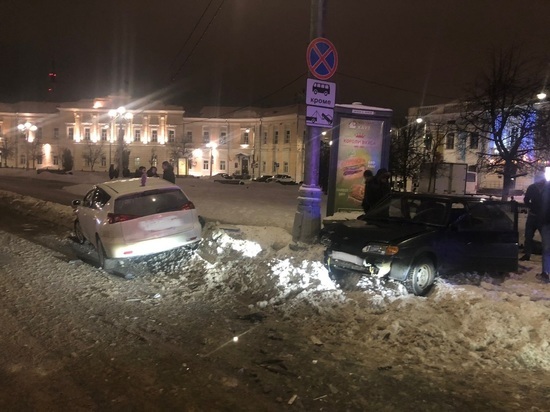 Молодой пассажир пострадал при столкновении ВАЗа и "Тойоты" в Твери