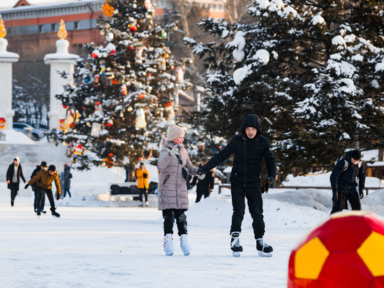 К празднику на льду организаторы заготовили семь сотен расстегаев, пирожков с картошкой и плюшек с вишней