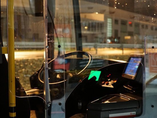 Водителя кемеровского автобуса привлекут к ответственности за обед во время работы