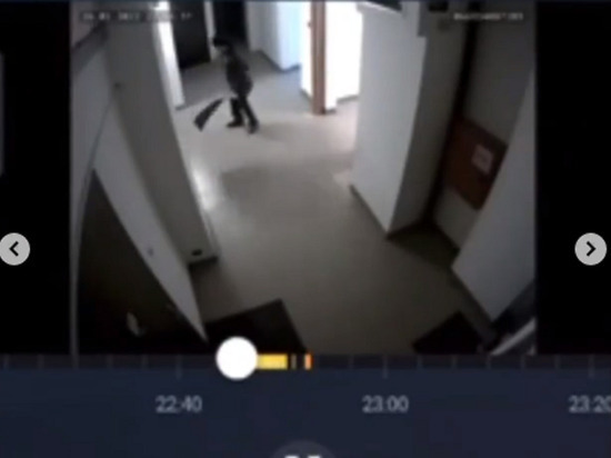 В Улан-Удэ подозрительный мужик дергает двери и крадет коврики в подъезде