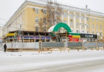 В Барнауле начали сносить киоски, самовольно построенные у Алтайского медуниверситета 27 лет назад