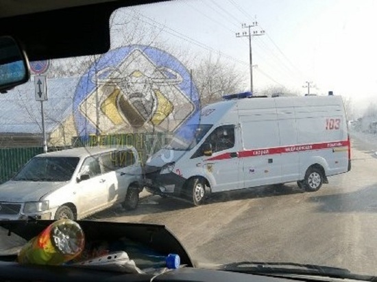 Автомобиль «скорой» столкнулся с Toyota в Чите