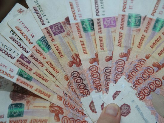 Российская кассирша украла из своего банка 26 млн рублей и увеличила грудь