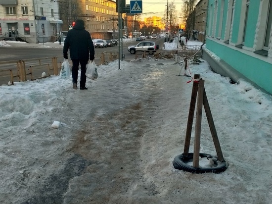 Петрозаводчане возмущены ледовыми тротуарами под окнами следователей