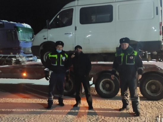 На Ямале полицейские помогли водителю убрать с трассы сломавшуюся «Газель»