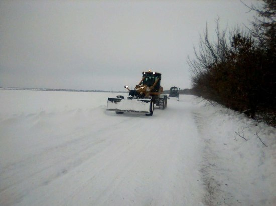 В Вольском районе очистили от снега дороги к двум поселкам