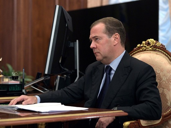 Замглавы Совбеза РФ Дмитрий Медведев призвал западные страны не пытаться угрожать России введением санкций, так как все проблемы решаемы, а запретительные меры не слишком действенны