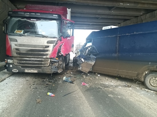 Из-за ДТП с фурой перекрыто движение под мостом на Михайловском шоссе в Рязани